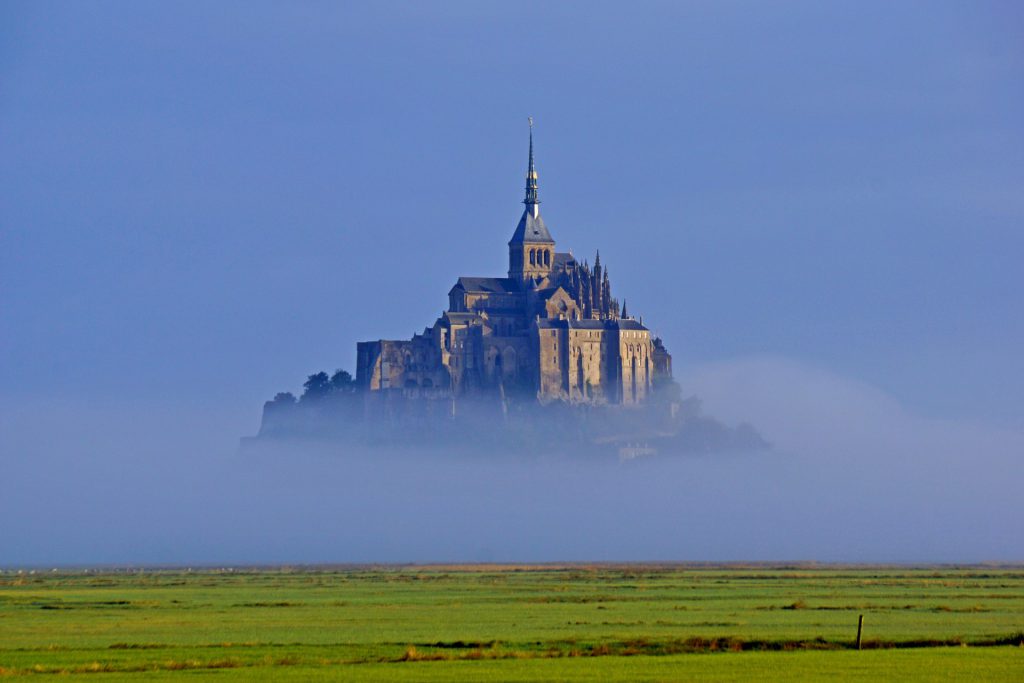 Le mont saint michel qui flotte dans le brouillard
