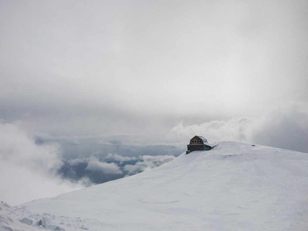 Cabane enneigée à Sinaia