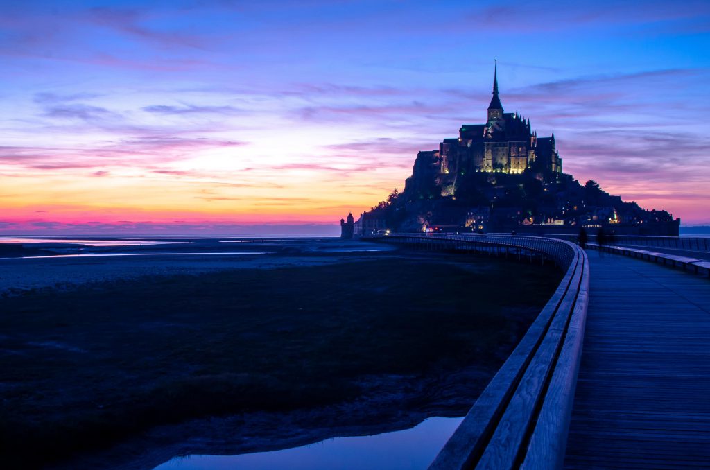 Le mont saint michel au coucher du soleil