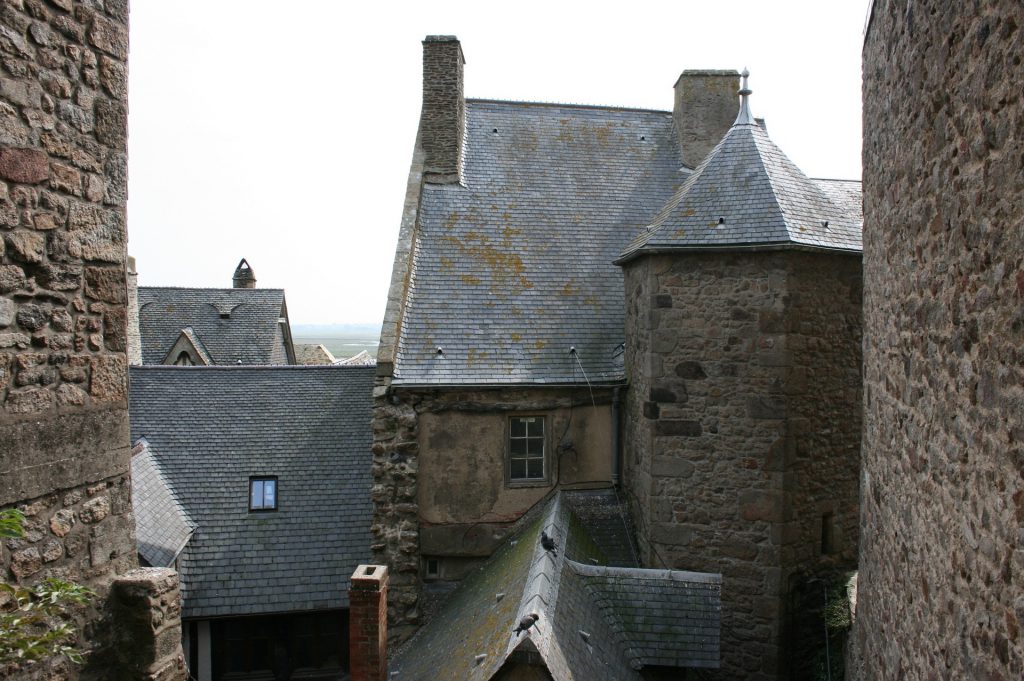 Toits des bâtiments du mont saint-michel