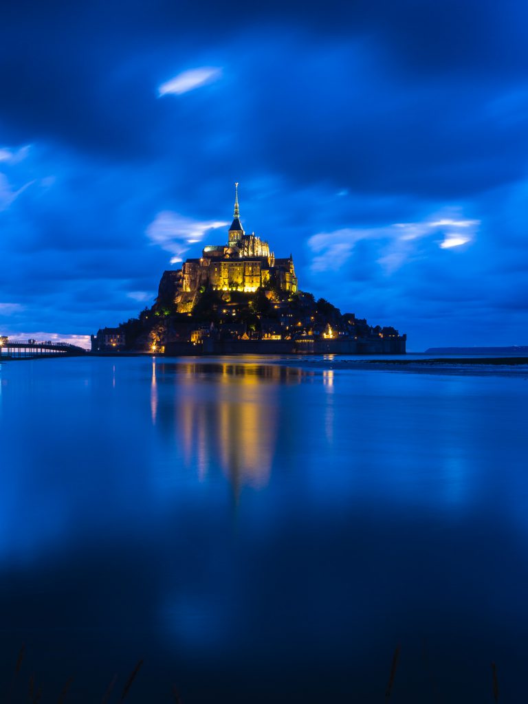 Le Mont saint michel de nuit éclairé