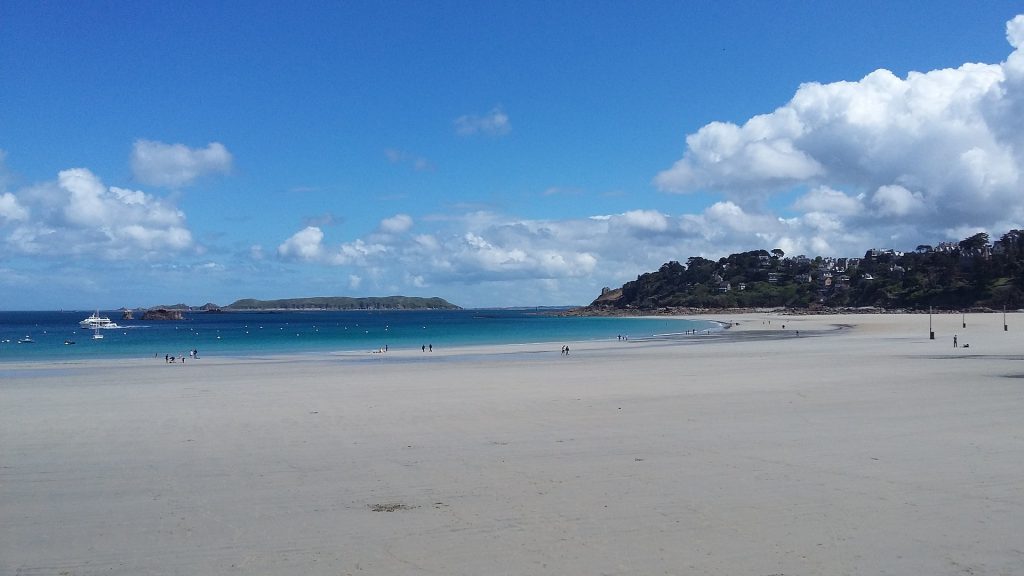 Une grande plage de sable à Perros-Guirec